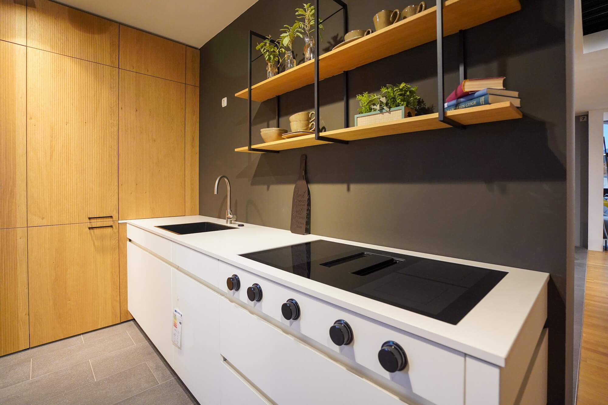 Decker-Massivholz-Kuechenzeile-Weiss-mit-hochwertigen-Elektrogeraeten.