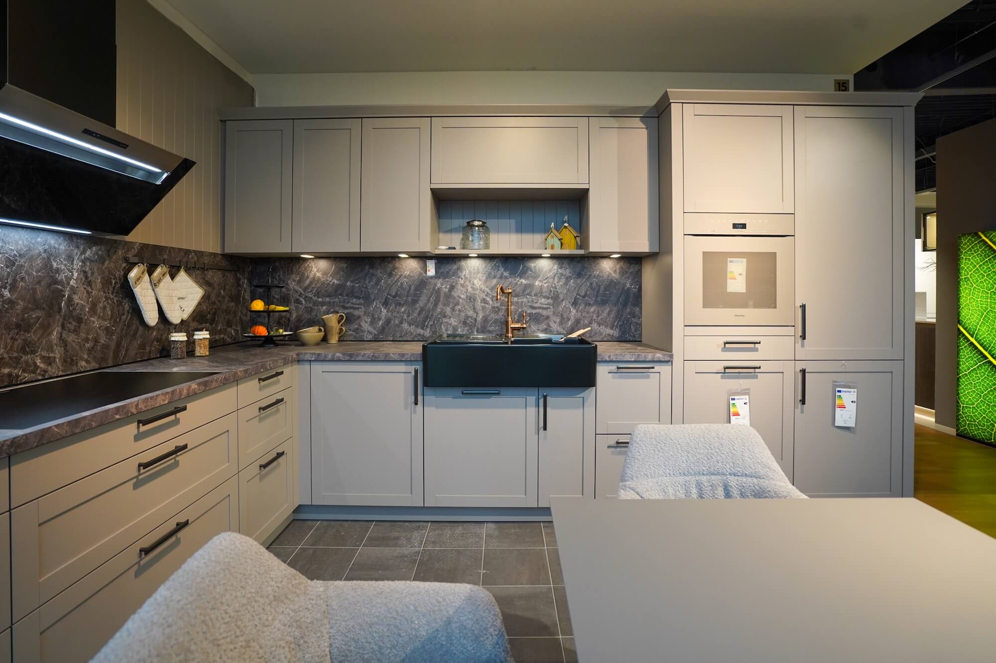 Landhausküche-L-Form-Steingrau-mit-übergroßem-Spülbecken