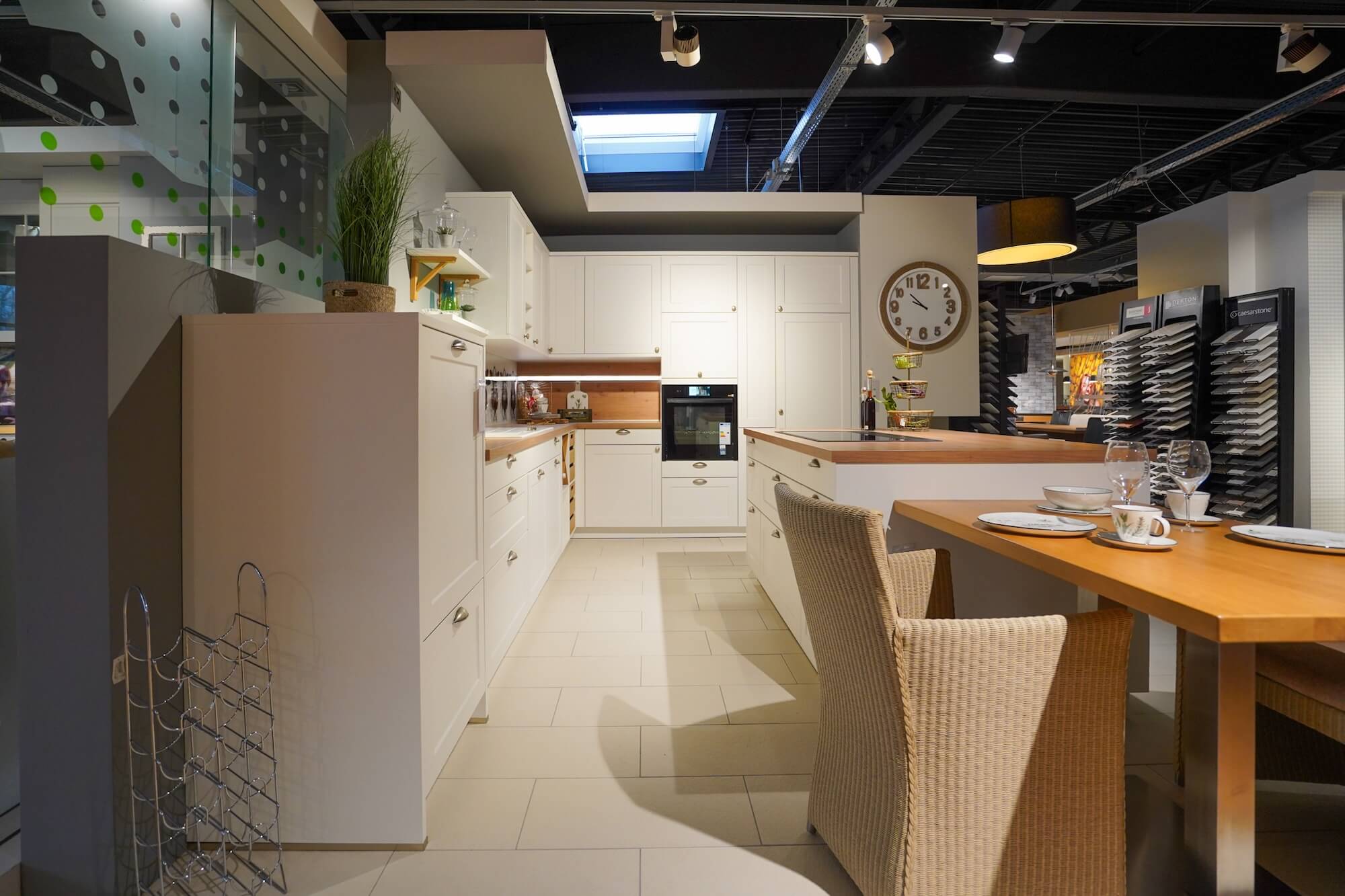 Landhauskueche-mit-Insel-Weiss