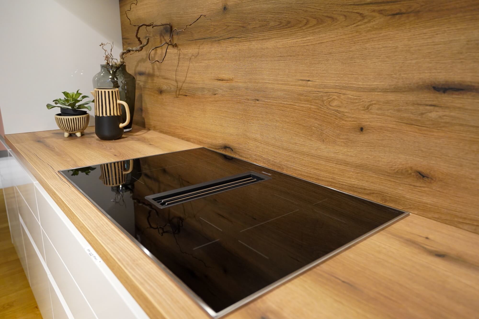 Moderne Inselkueche mit Miele Kochfeld