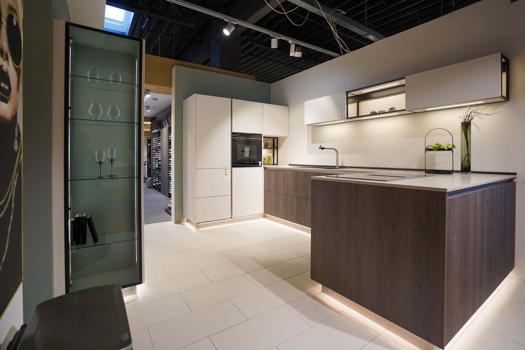 Moderne-L-Kueche-Holz-dunkel