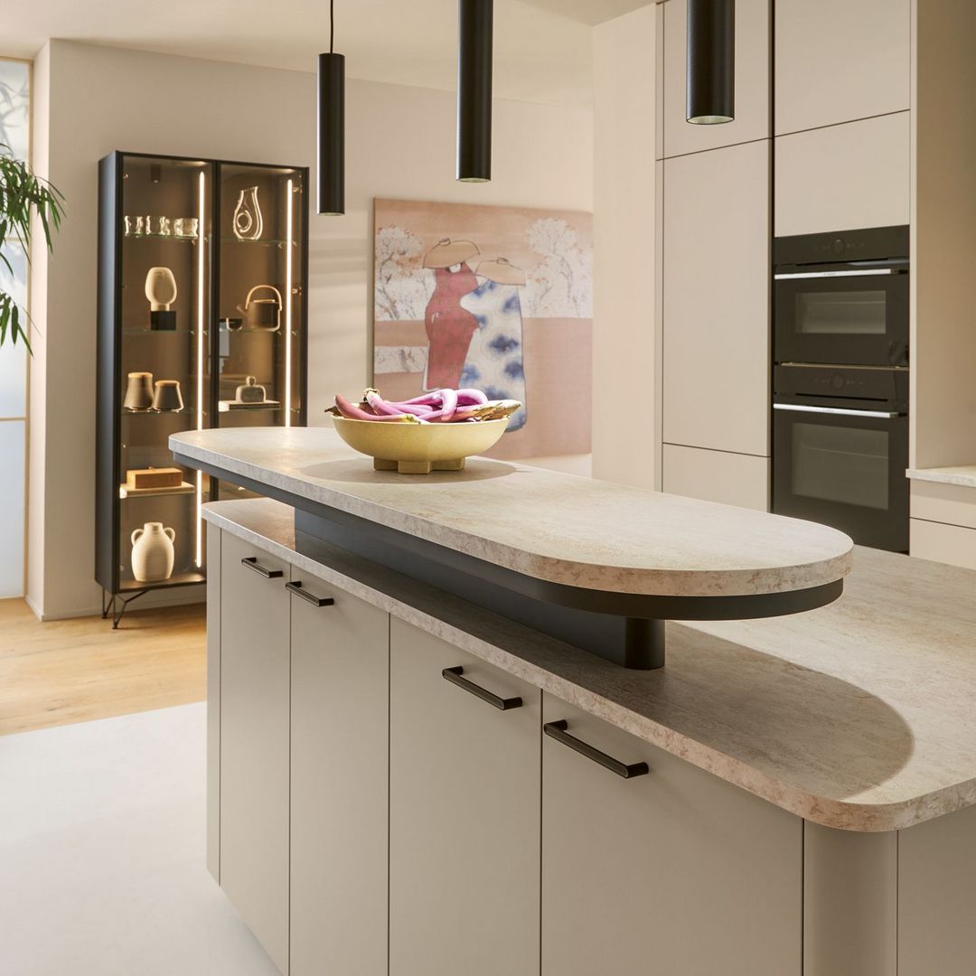 Schueller-Kueche-Salona-mit-Insel-und-abgerundetem-Barboard