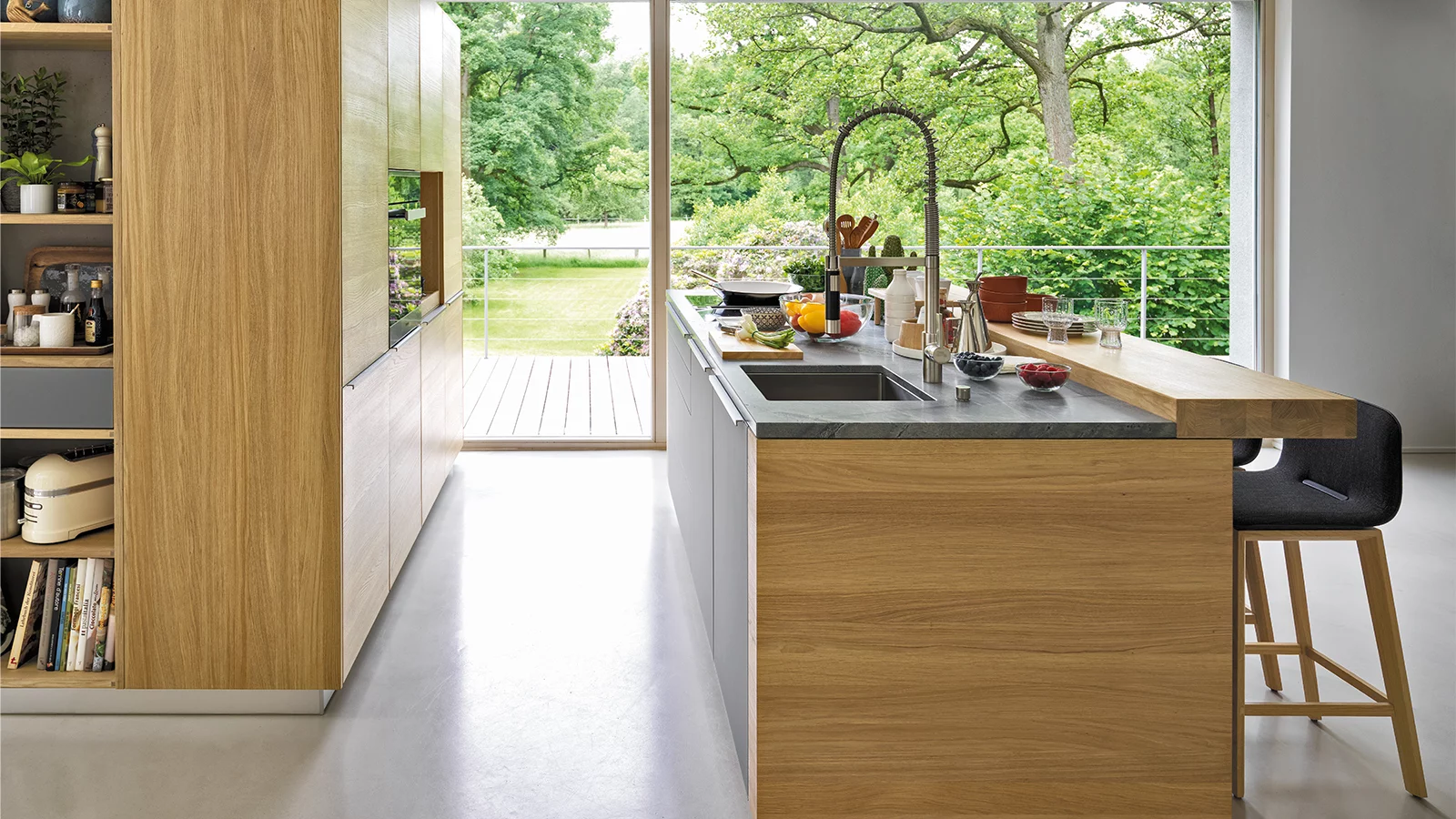 Team7-Linee-moderne-Massivholzkueche-mit-Insel-Eiche