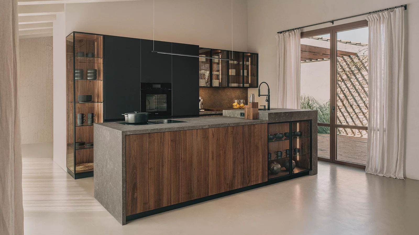 Team7-black-line-Designkueche-mit-Insel-Nussbaum-Stein