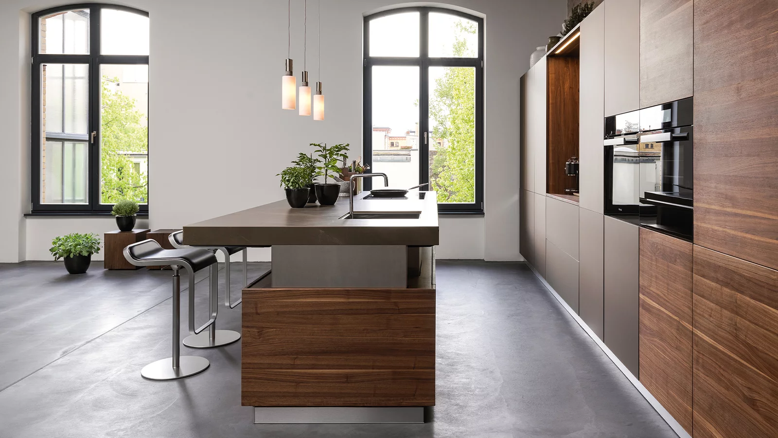 Team7-k7-Inselkueche-Holz-dunkel-hoehenverstellbar