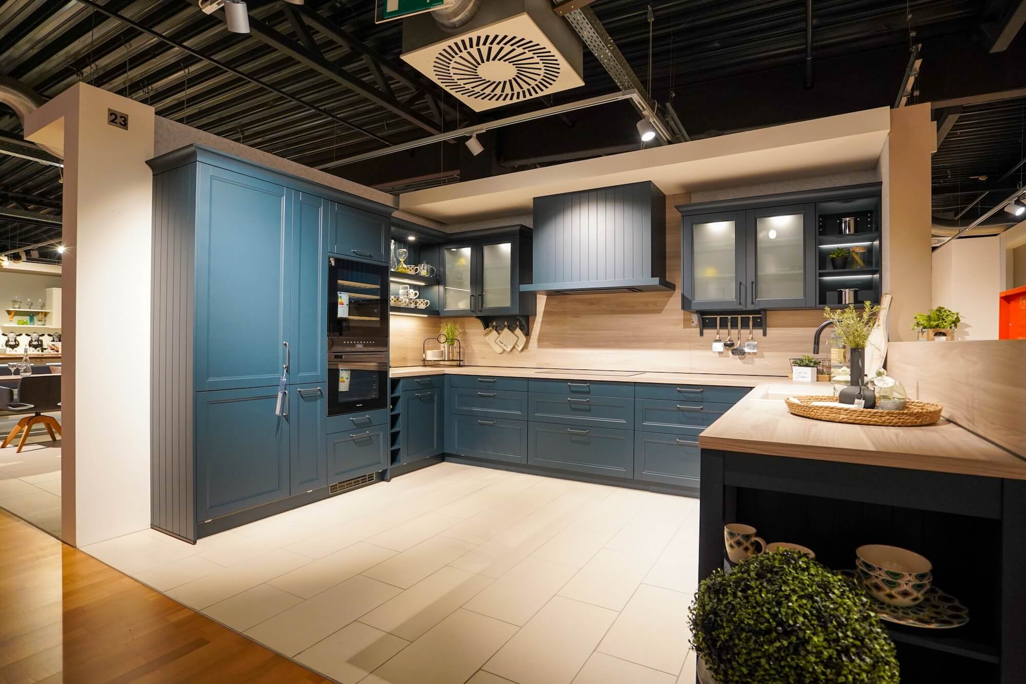 U-Kueche-im-Landhausstil-Petrol-mit-Rahmenfronten