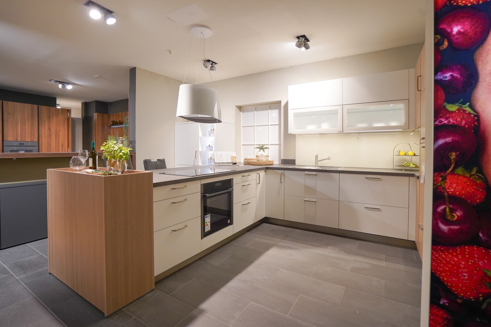 Zeitlose U-Kueche Weiss Holz gerillt