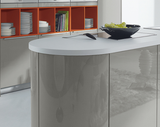 geräumige Ecken, glänzende Fronten, runde Formen geräumige Ecken, glänzende Fronten, runde Formen